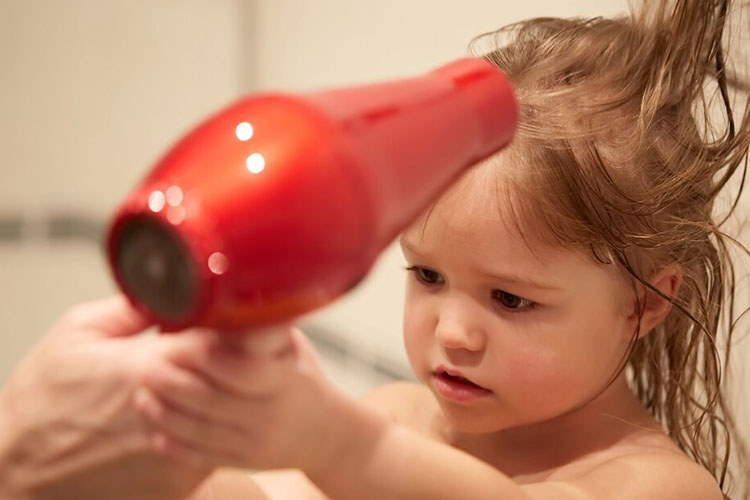 درمان خانگی شپش با سشوار زدن